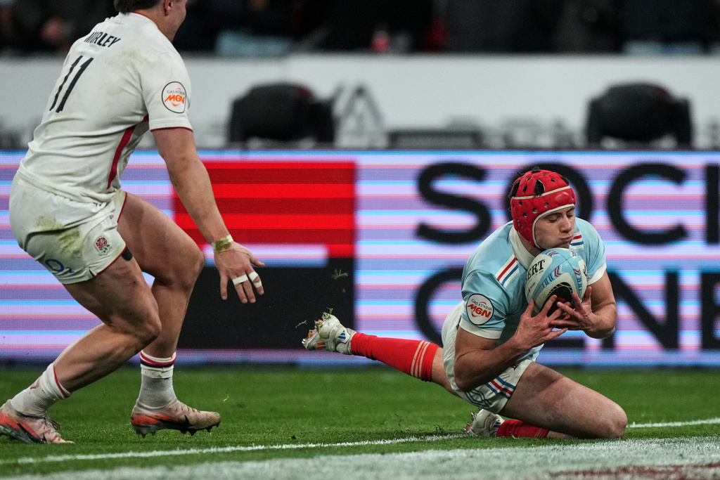 Louis Bielle‑Biarrey of France scores a try during the Six Nations rugby union match between France and England in Saint-Denis, outside Paris, Saturday, March 14, 2026. (AP Photo/Michel Euler)