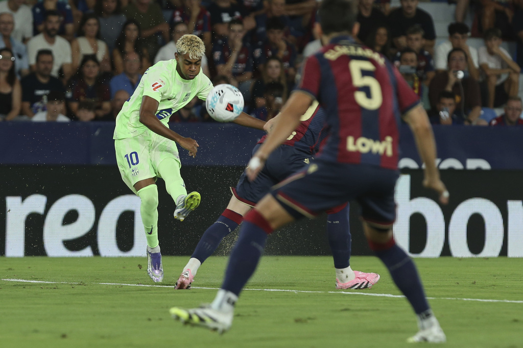 Barcelona's Lamine Yamal sends a cross during the La Liga soccer match between Levante and Barcelon in Valencia, Spain, Saturday, Aug. 23, 2025. ((AP Photo/Alberto Saiz)