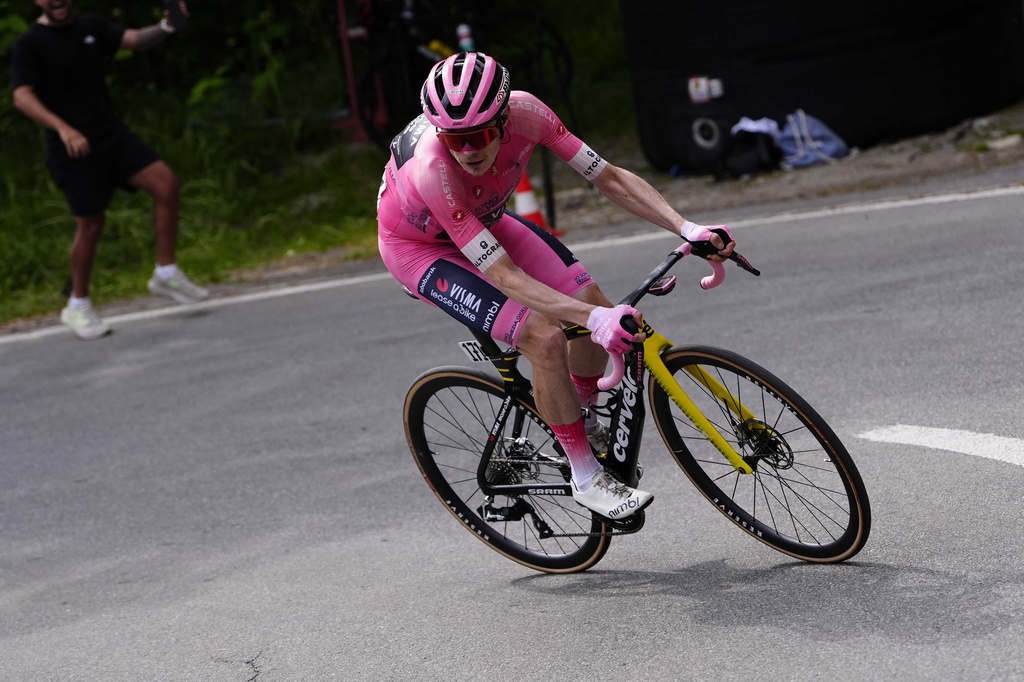 Denmark's Jonas Vingegaard wears the pink jersey of the race overall leader on his way to win the 16th stage of the Giro d'Italia cycling race from Bellinzona to Cari', Switzerland, Tuesday May 26, 2026 (Fabio Ferrari/LaPresse via AP)