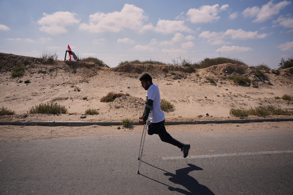 A Palestinian amputee runner takes part in the 2-kilometer Palestine Marathon along the coastal road near Nuseirat in the central Gaza Strip, Friday, May 8, 2026. (AP Photo/Abdel Kareem Hana)