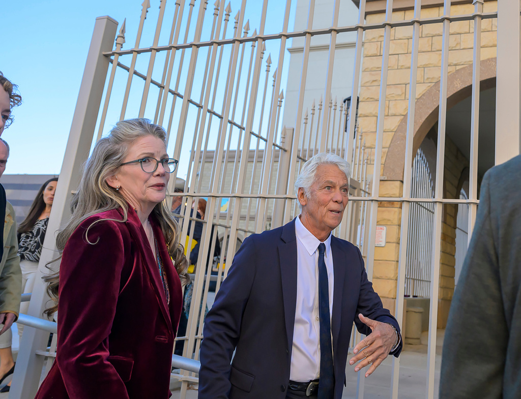 Actor Timothy Busfield's lawyer Larry Stein stands in front of the Bernalillo County Courthouse, Tuesday Jan. 20, 2026, in Albuquerque, N.M. (AP Photo/Roberto E. Rosales)