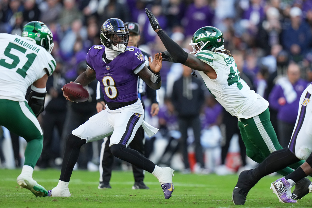New York Jets linebacker Jamien Sherwood (44) defends Baltimore Ravens quarterback Lamar Jackson (8) during the second half of an NFL football game, Sunday, Nov. 23, 2025, in Baltimore. (AP Photo/Stephanie Scarbrough)