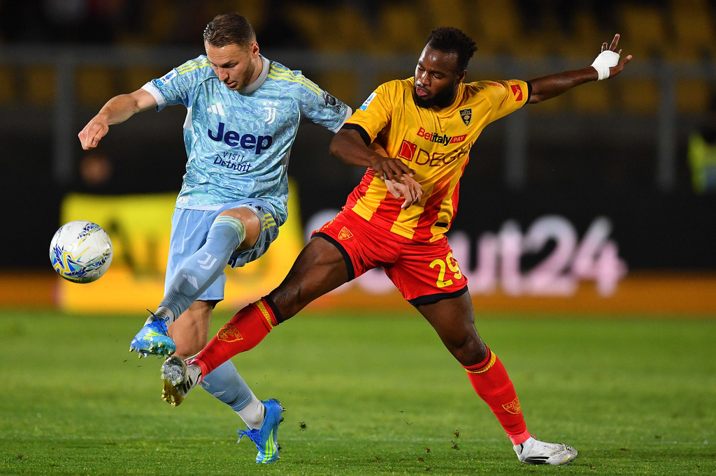 Lecce's Lassana Coulibaly, right, and Juventus Teun Koopmeiners vie for the ball during a Serie A soccer match between Lecce and Juventus, in Lecce, southern Italy, Saturday, May 9, 2026. (Giovanni Evangelista/LaPresse via AP)