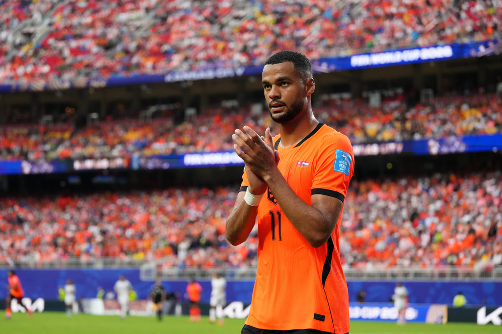 Netherlands' Cody Gakpo applauds the fans as he leaves the pitch after being substituted during the World Cup Group F soccer match between Tunisia and the Netherlands in Kansas City, Mo., Thursday, June 25, 2026. (AP Photo/Ed Zurga)