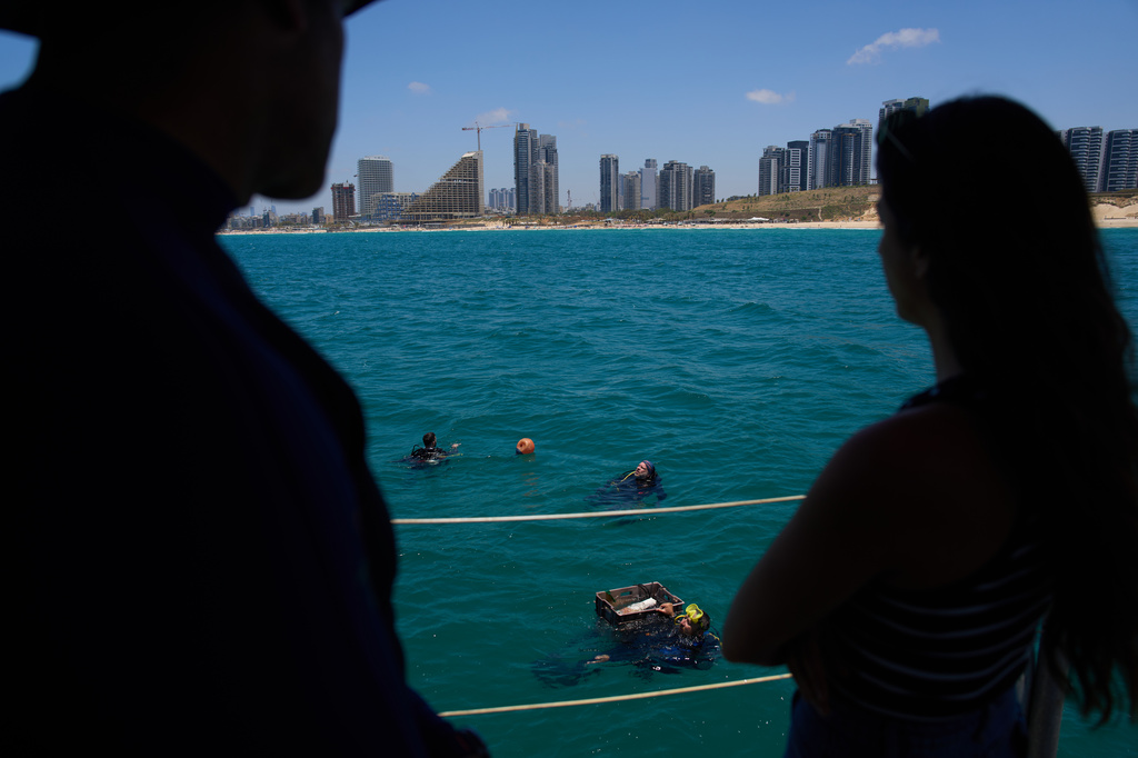 Divers place mock munitions on the floor of the Mediterranean Sea off the coast of Rishon LeZion, Israel, Sunday, June 21, 2026. (AP Photo/Ariel Schalit)