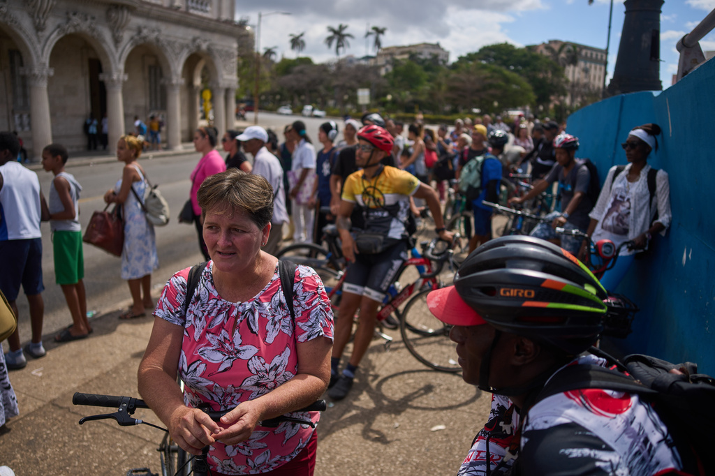 Commuters wait for the arrival of a public bus in Havana, Wednesday, April 8, 2026. (AP Photo/Ramon Espinosa)