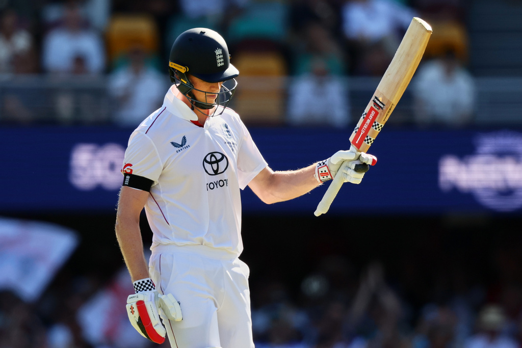 England's Zak Crawley celebrates his fifty runs during the second Ashes cricket test match between Australia and England in Brisbane, Thursday, Dec. 4, 2025.. (AP Photo/Tertius Pickard)