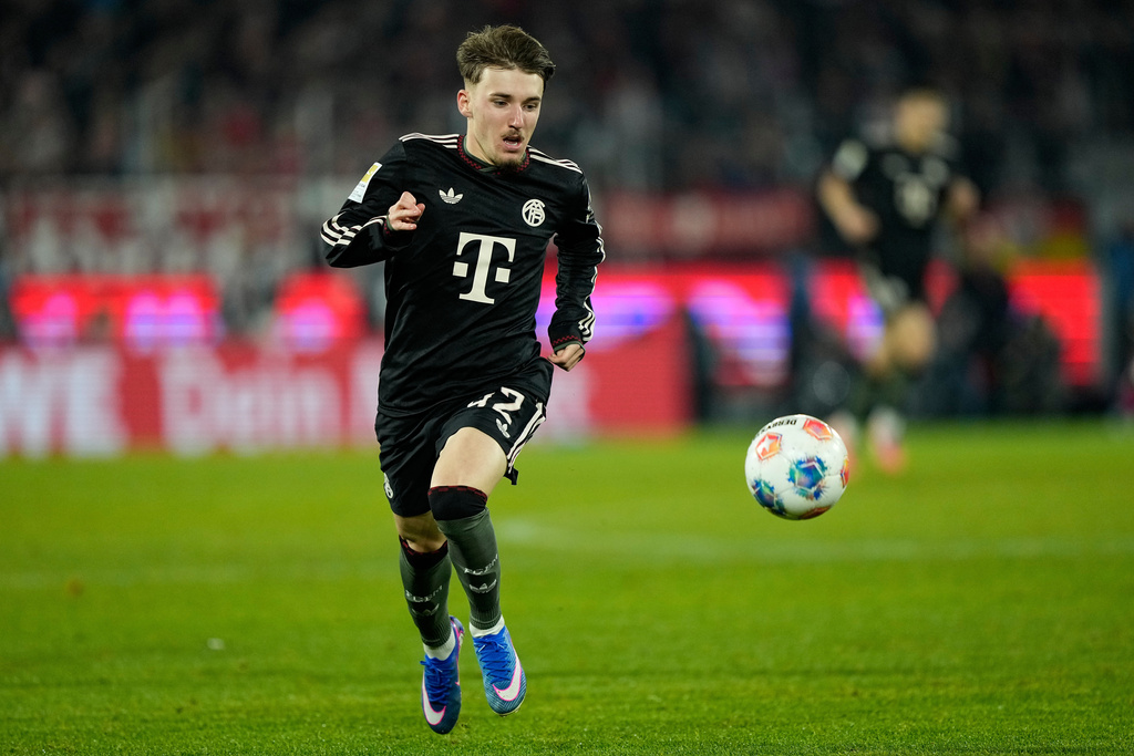 Bayern's Lennart Karl controls the ball during the German Bundesliga soccer match between 1.FC Koeln and FC Bayern Munich in Cologne, Germany, Wednesday, Jan. 14, 2026. (AP Photo/Martin Meissner)