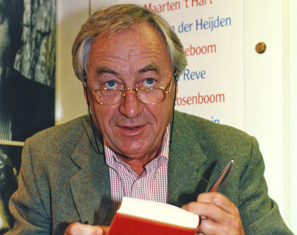 FILE - Dutch writer Cees Nooteboom reads from his book during a book presentation in Frankfurt am Main, Germany, October 8, 1993. (AP Photo/Bernd Kammerer, file)