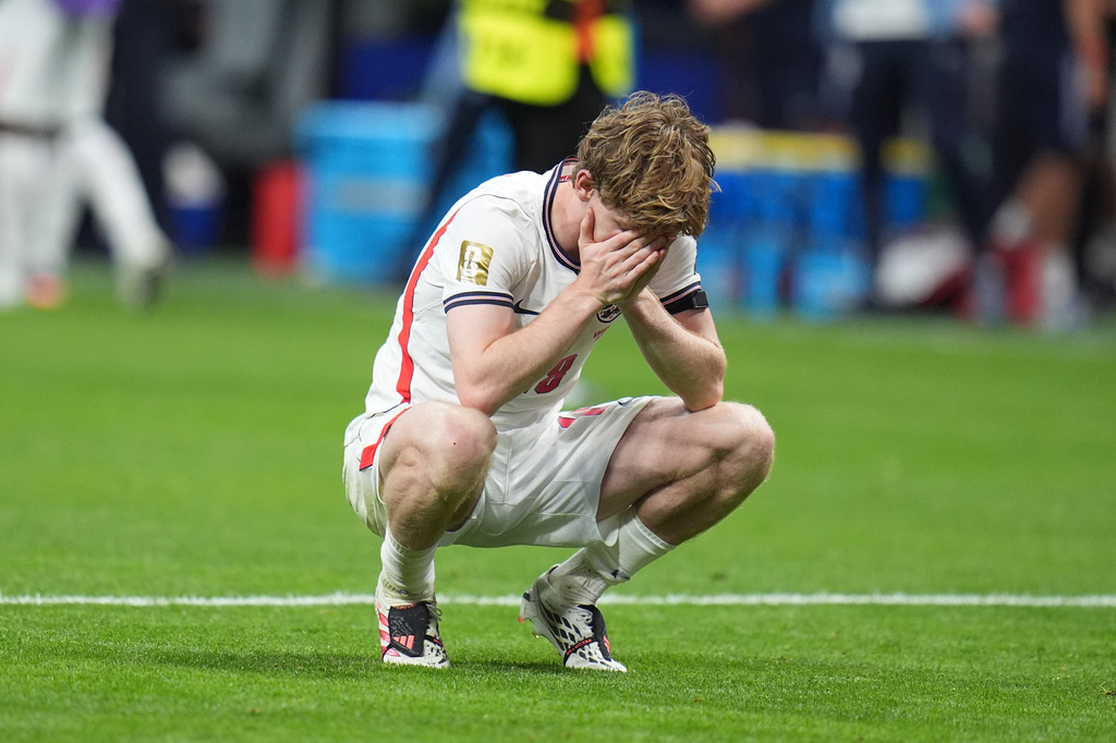 England's Anthony Gordon (18) is dejected at the end of the World Cup semifinal soccer match between England and Argentina in Atlanta, Wednesday, July 15, 2026. (AP Photo/Jeff Roberson)