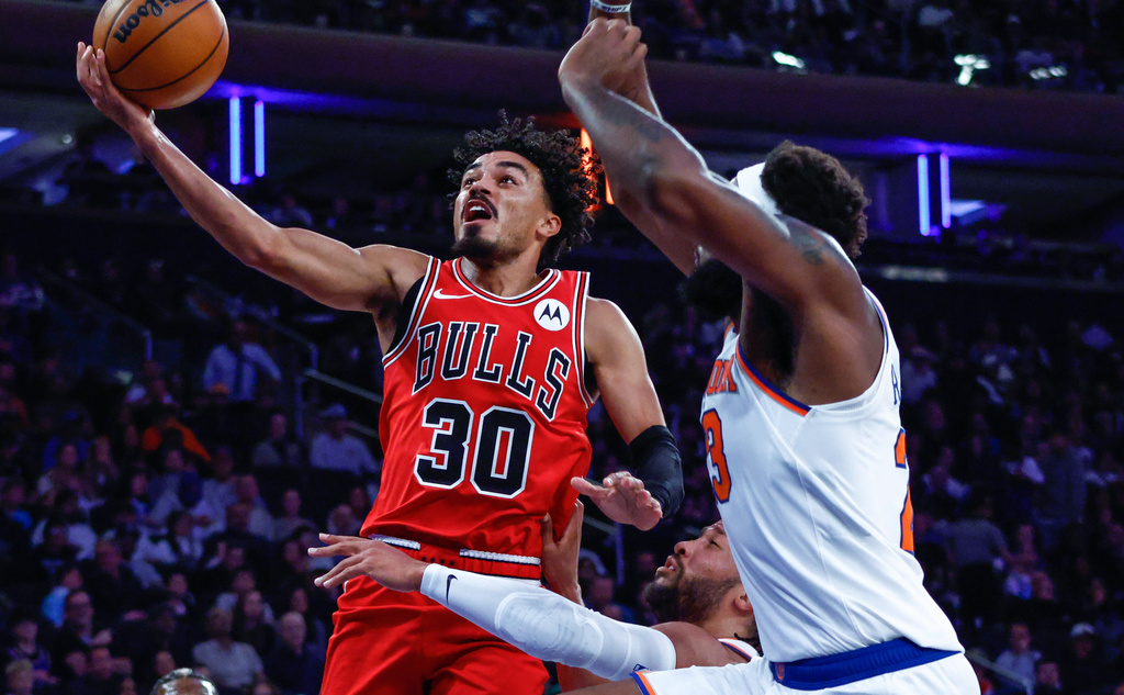Chicago Bulls' Tre Jones (30) drives to the basket against New York Knicks' Mitchell Robinson (23) during first half of an NBA basketball game Sunday, Nov. 2, 2025, in New York. (AP Photo/Kena Betancur)