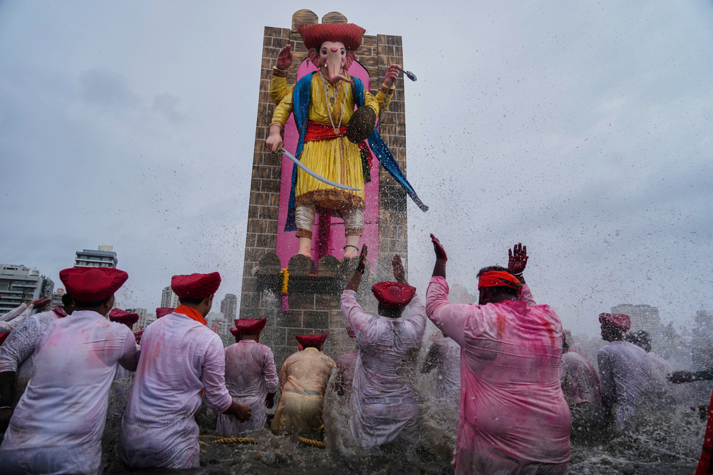 Devotees prepare to immerse a giant idol of elephant-headed Hindu god Ganesha in the Arabian Sea, marking the end of the 10-day long Ganesh Chaturthi festival in Mumbai , India, Saturday, Sept. 6, 2025. (AP Photo/Rafiq Maqbool)