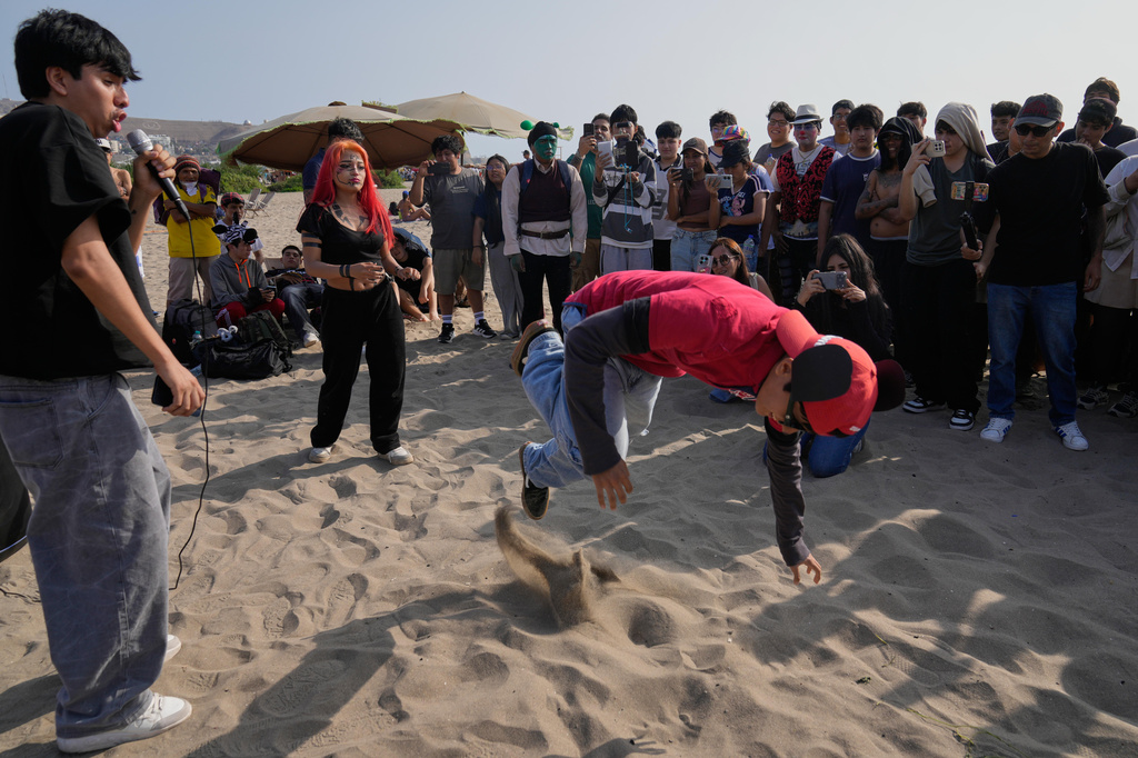 “Ciclope,” or Cyclops and "Chamo," or dude face off in an aura-farming battle at Las Sombrillas beach in Lima, Peru, on Aug. 29, 2026. (AP Photo/Martin Mejia)