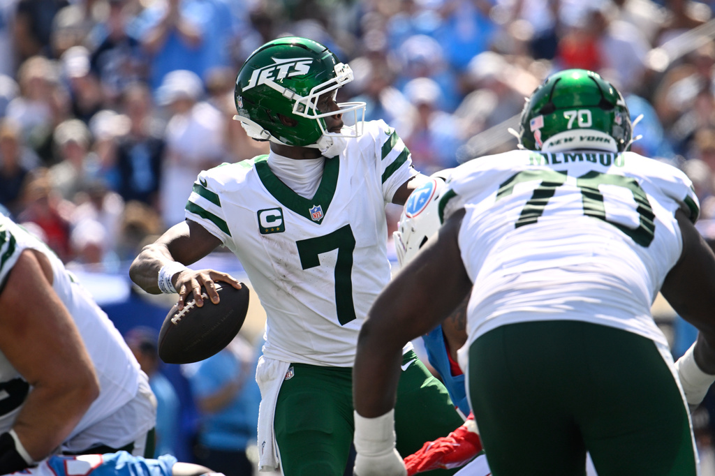 New York Jets quarterback Geno Smith (7) looks to pass during the second half of an NFL football game against the Tennessee Titans, Sunday, Sept. 13, 2026, in Nashville, Tenn. (AP Photo/John Amis)