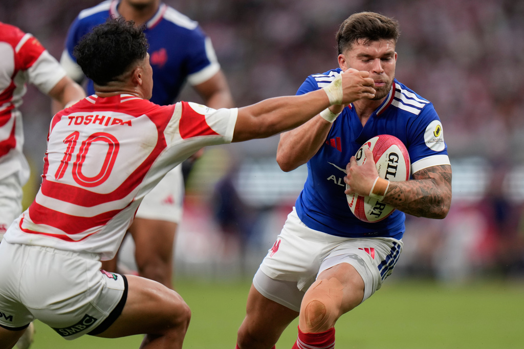 France's Matthieu Jalibert, right, is challenged by Japan's Ryunosuke Ito during a Nations Championship rugby match between Japan and France in Tokyo, Saturday, July 18, 2026. (AP Photo/Shuji Kajiyama)