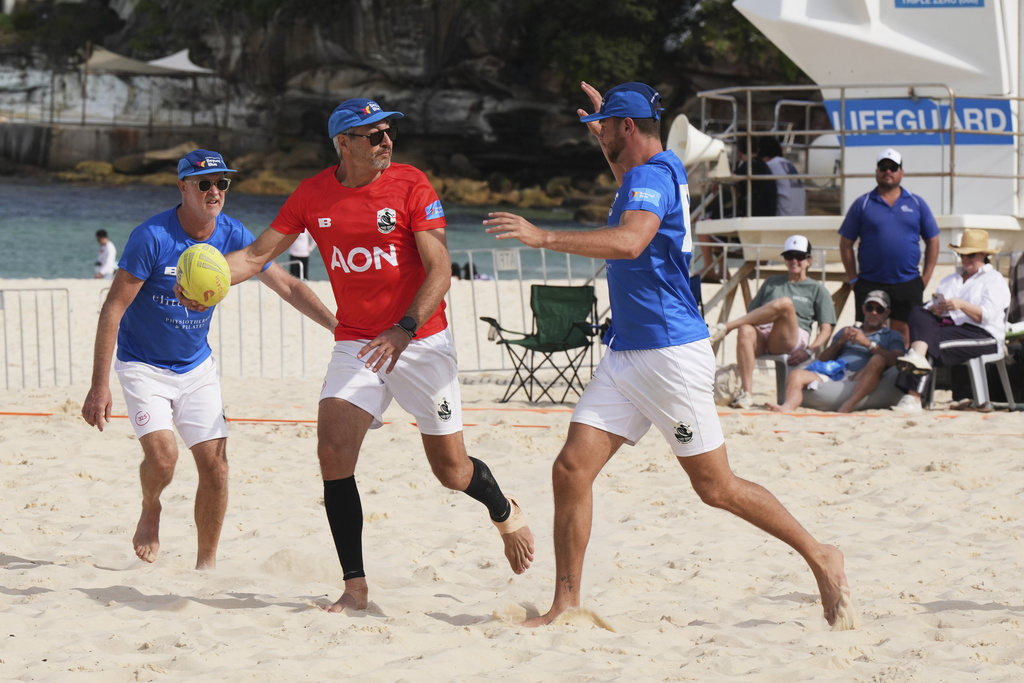 A player runs the ball up during a world record attempt for a game of beach touch rugby on Bondi Beach in Sydney, Australia, Thursday, Sept. 4, 2025. (AP Photo/Mark Baker)