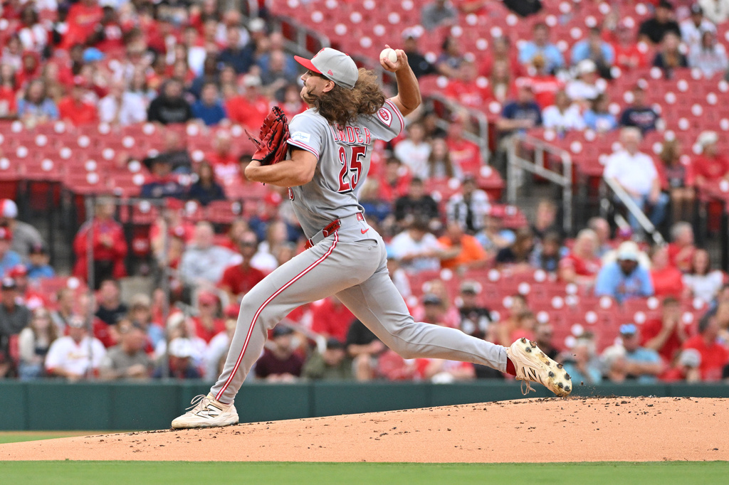 Cincinnati Reds pitcher Rhett Lowder delivers against the St. Louis Cardinals during the first inning of a baseball game, Friday, July 24, 2026, in St. Louis. (AP Photo/Jeff Le)