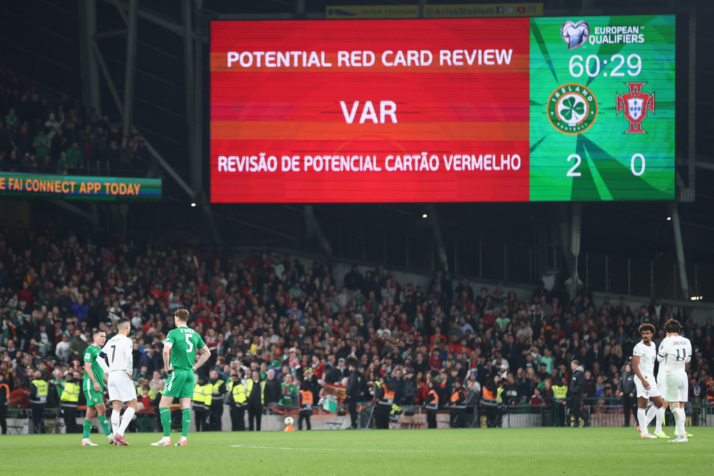Una revisión del VAR sobre la tarjeta roja de Cristiano Ronaldo muestra que la decisión fue correcta durante un juego de fútbol del grupo F de clasificación para la Copa del Mundo de 2026 entre Irlanda y Portugal en Dublín, el jueves 13 de noviembre de 2025. (AP Photo/Peter Morrison)
