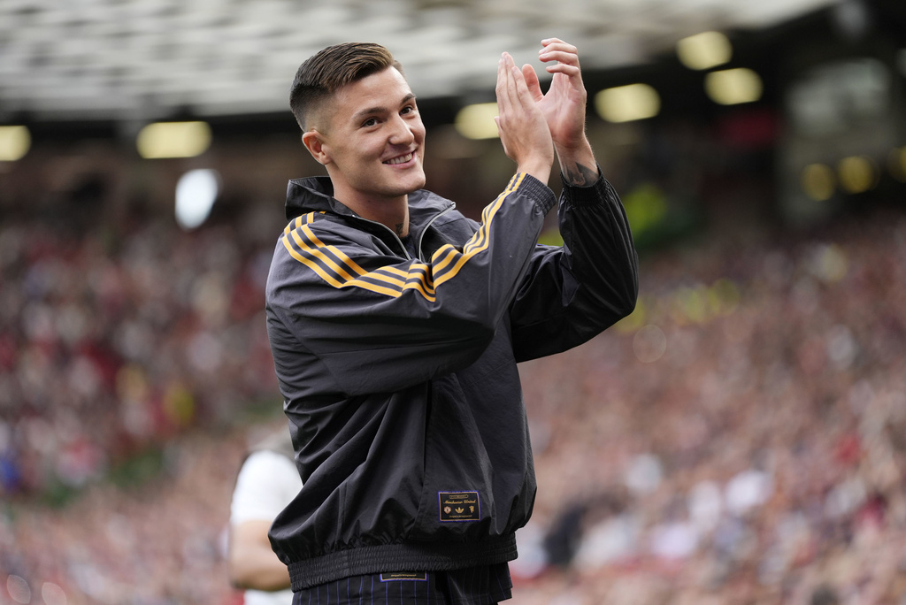 Manchester United's Benjamin Sesko applauds the fans as he is introduced to the crowd before the pre-season friendly match at Old Trafford, Manchester, England, Saturday, Aug. 9, 2025. (Nick Potts/PA via AP)