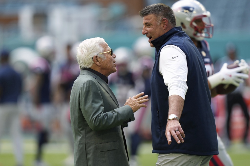 New England Patriots owner Robert Kraft talks to New Englan Patriots head coach Mike Vrabel an NFL football game against the Miami Dolphins Sunday, Sept. 14, 2025, in Miami Gardens, Fla. (AP Photo/Lynne Sladky)