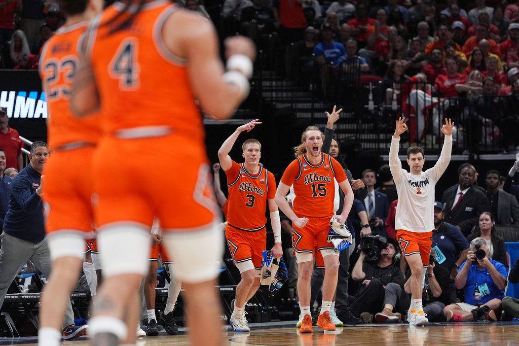 Illinois forwards Ben Humrichous (3), Jake Davis (15) and other players react during the first half against Houston in the Sweet 16 of the NCAA college basketball tournament Thursday, March 26, 2026, in Houston. (AP Photo/Eric Gay)