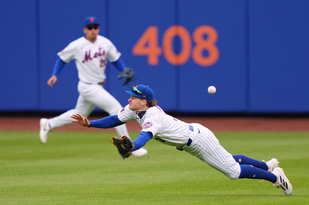 New York Mets' Carson Benge (3) dives for a ball hit by Washington Nationals' Nasim Nuñez for a single during the ninth inning of a baseball game Thursday, April 30, 2026, in New York. (AP Photo/Frank Franklin II)