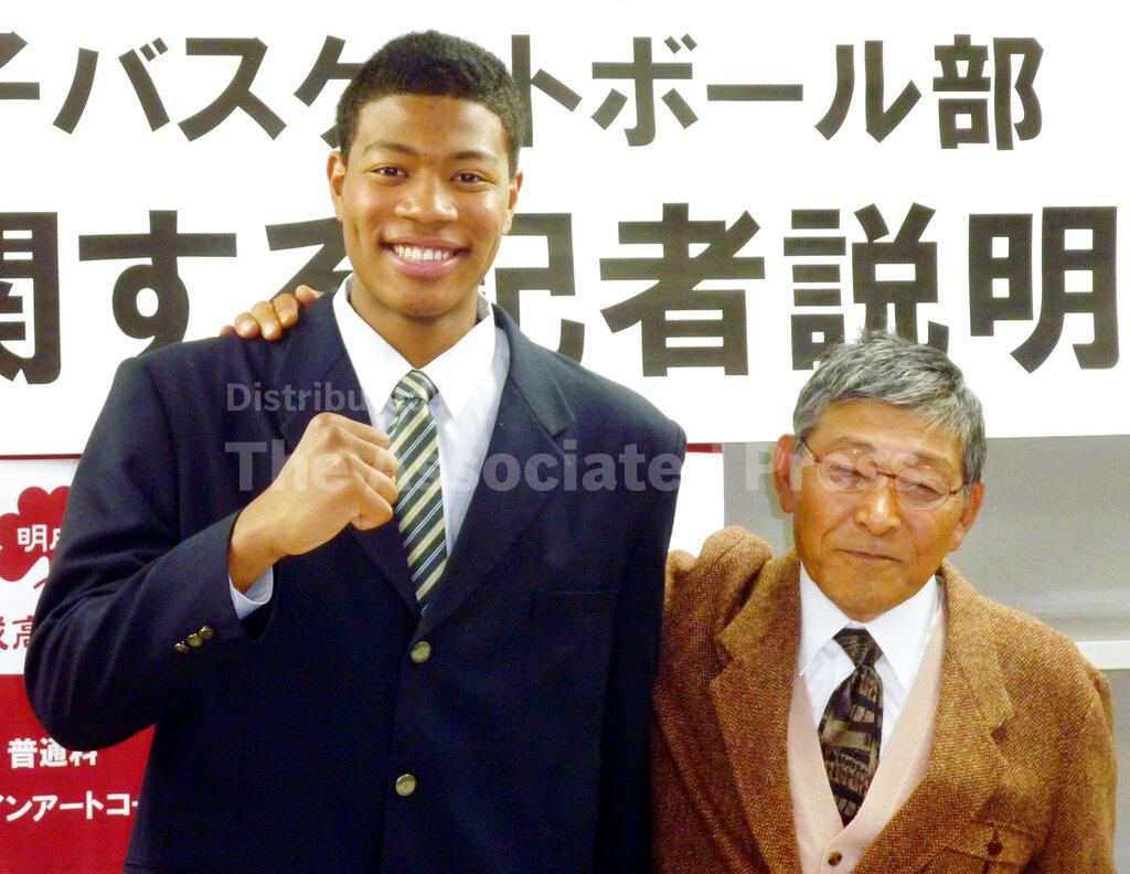 L'allora 17enne Rui Hachimura insieme al coach Hisao Sato il 6 Dicembre 2015. (Credit: Kyodo via AP Images)