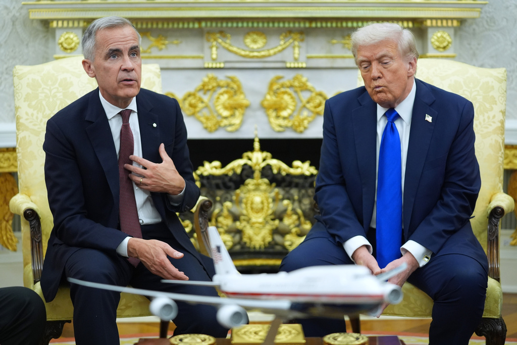 President Donald Trump and Canadian Prime Minister Mark Carney meet in the Oval Office of the White House, Tuesday, Oct. 7, 2025, in Washington. (AP Photo/Evan Vucci)