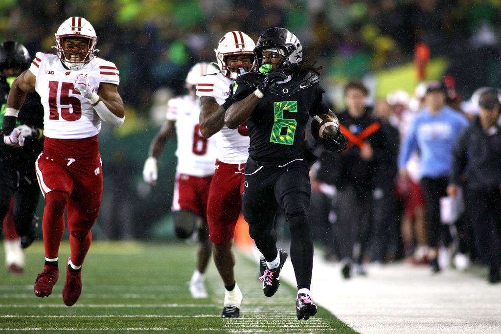 Oregon running back Noah Whittington (6) runs the ball during the second half of an NCAA college football game against Wisconsin, Saturday, Oct. 25, 2025, in Eugene, Ore. (AP Photo/Lydia Ely)