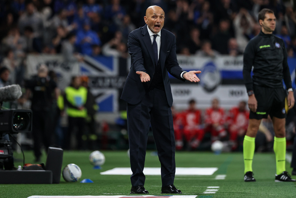 Juventus' head coach Luciano Spalletti gestures during the Serie A soccer match between Atalanta and Juventus, in Bergamo, Italy, Saturday, April 11, 2026. (Stefano Nicoli/LaPresse via AP)