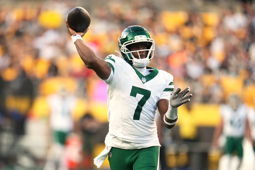 New York Jets quarterback Geno Smith throws during the first half of an NFL preseason football game against the Pittsburgh Steelers, Friday, Aug. 21, 2026, in Pittsburgh. (AP Photo/Gene J. Puskar)