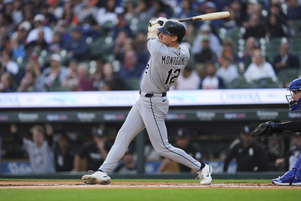 Chicago White Sox's Colson Montgomery hits a one-run single against the Detroit Tigers in the first inning during a baseball game Friday, Sept. 5, 2025, in Detroit. (AP Photo/Paul Sancya)