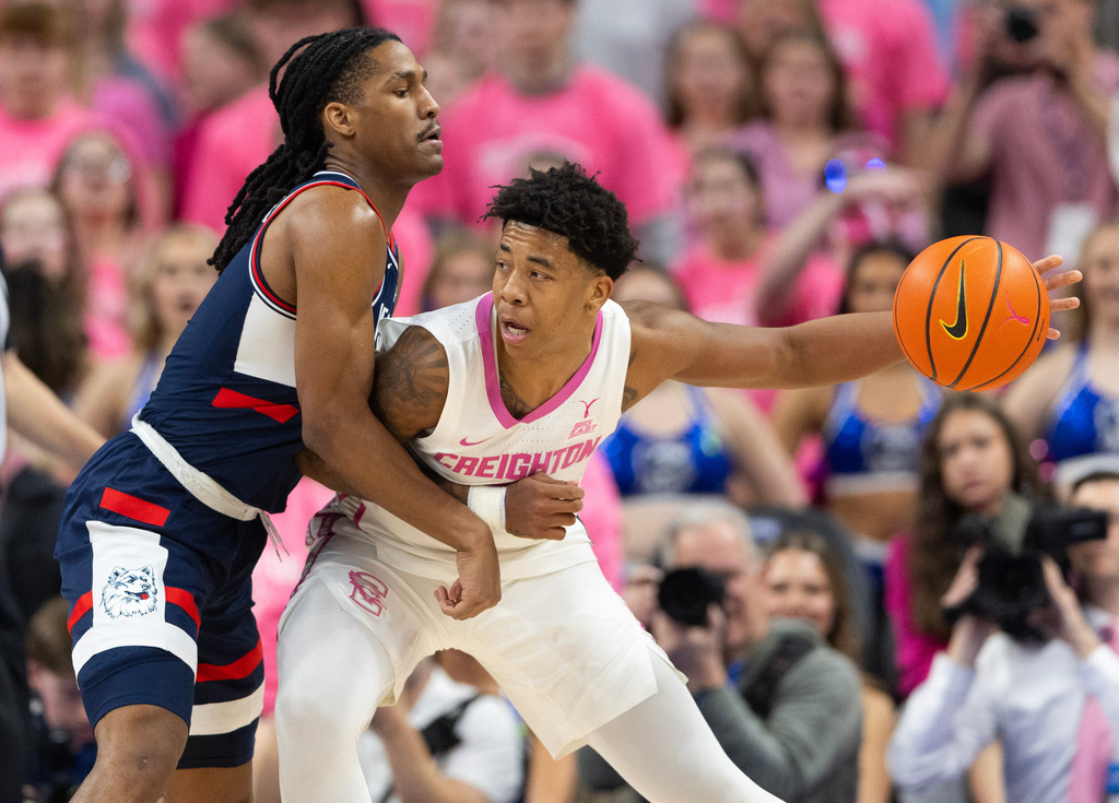 UConn's Silas Demary Jr., left, guards against Creighton's Blake Harper during the first half of an NCAA college basketball game Saturday, Jan. 31, 2026, in Omaha, Neb. (AP Photo/Rebecca S. Gratz)
