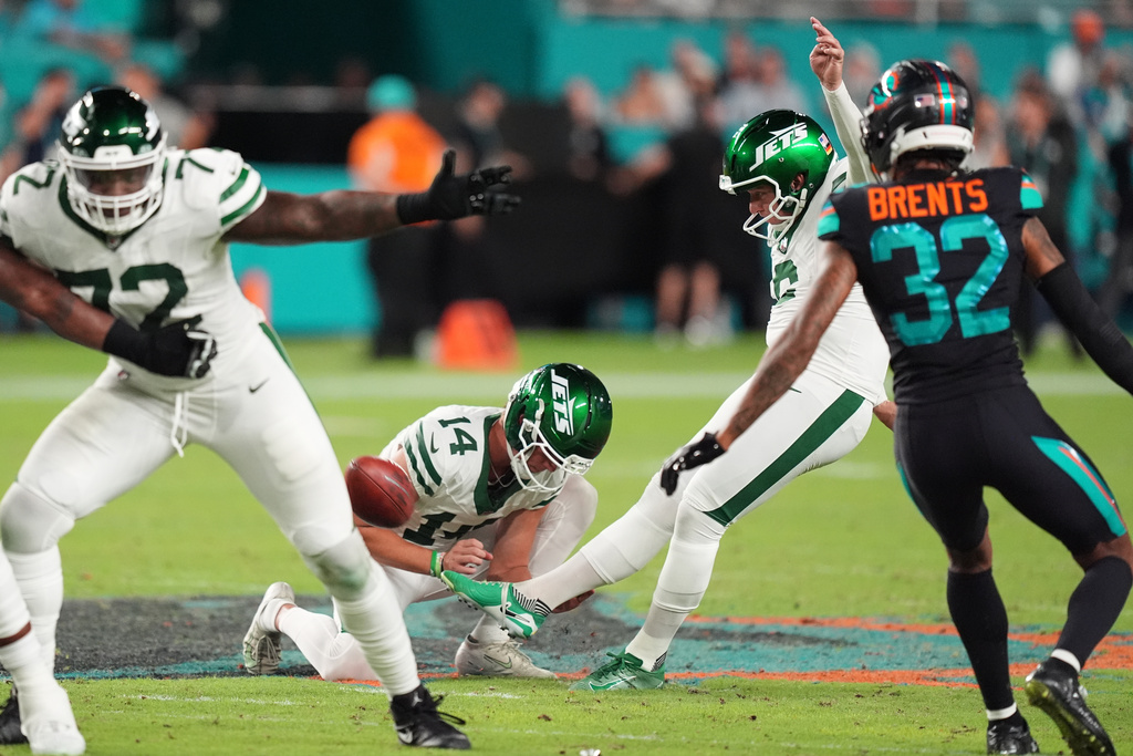 New York Jets place kicker Nick Folk (6) kicks a field goal under pressur from Miami Dolphins cornerback JuJu Brents (32) as Austin McNamara (14) holds in the first half of an NFL football game, Monday, Sept. 29, 2025, in Miami Gardens, Fla. (AP Photo/Rebecca Blackwell)