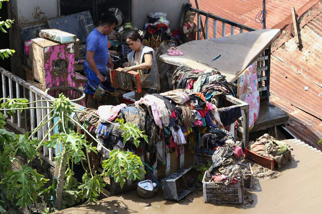 Residents try to salvage personal belongings as they return to their damaged homes after Typhoon Kalmaegi caused devastation in communities along the Mananga River in Talisay City, Cebu province, central Philippines, Wednesday, Nov. 5, 2025. (AP Photo/Jacqueline Hernandez)
