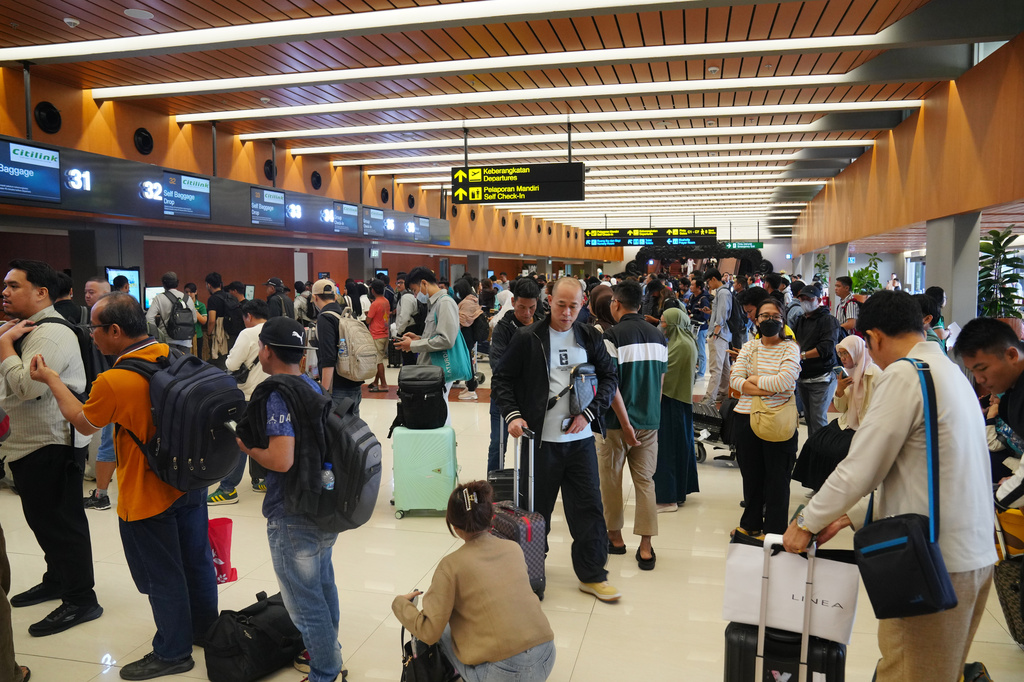 Travelers queue up for check in at Soekarno-Hatta International Airport in Tangerang, Indonesia, Sunday, Sept. 6, 2026. (AP Photo/Tatan Syuflana)