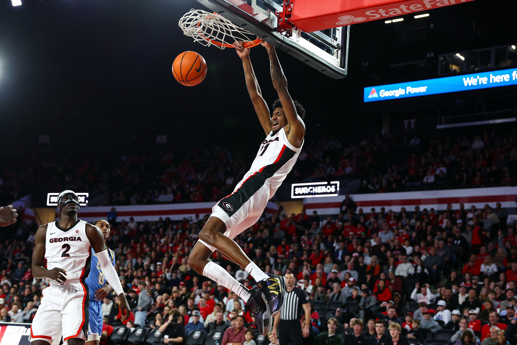 Georgia forward Jake Wilkins, center, dunks during the first half of an NCAA college basketball game against LIU Brooklyn, Monday, Dec. 29, 2025, in Athens, Ga. (AP Photo/Colin Hubbard)