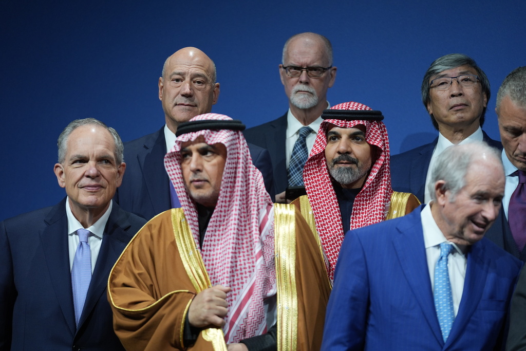 Saudi Investment Forum participants stand together before they are photographed as a group with President Donald Trump and Saudi Arabia's Crown Prince Mohammed bin Salman at the Kennedy Center, Wednesday, Nov. 19, 2025, in Washington. (AP Photo/Evan Vucci)