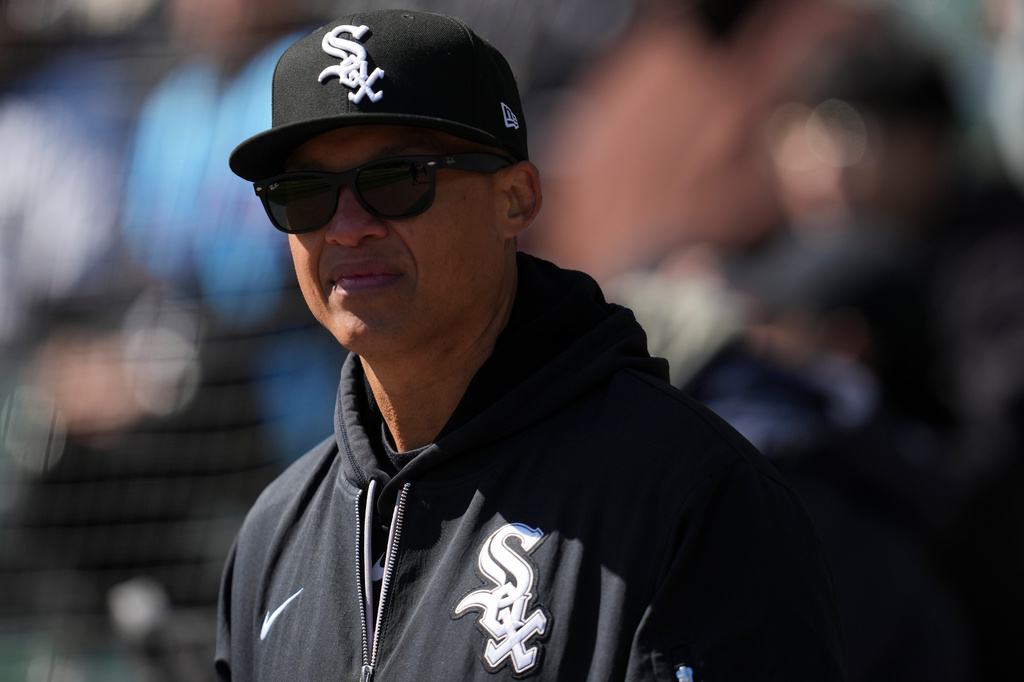 Chicago White Sox manager Will Venable (1) stands in the dugout during the first inning of a baseball game against the Baltimore Orioles, Tuesday, April 7, 2026, in Chicago. (AP Photo/Erin Hooley)