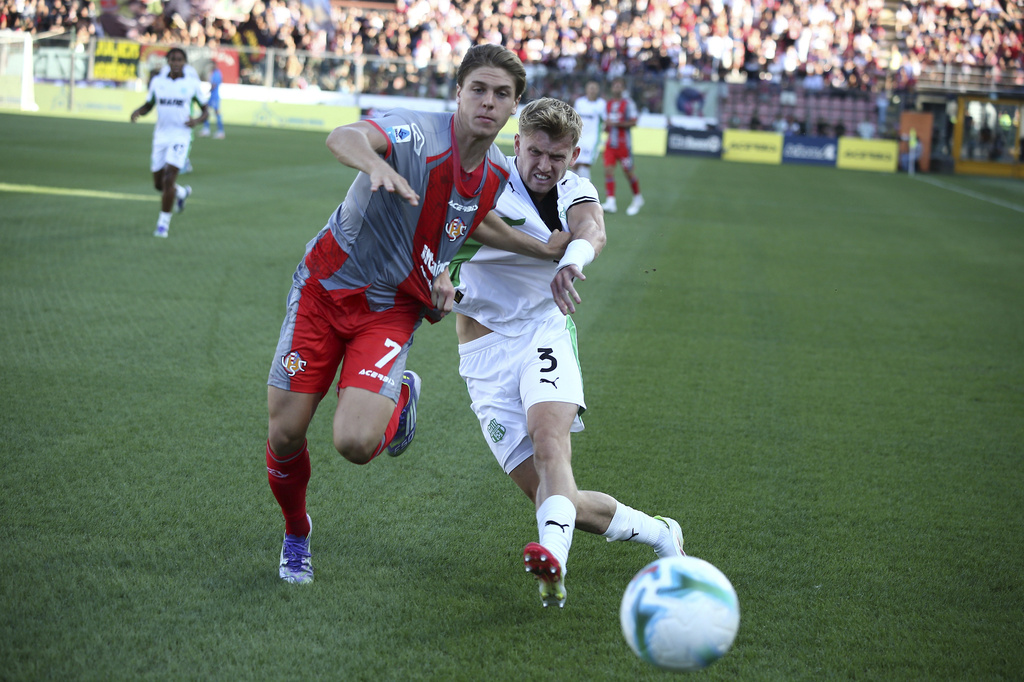 Cremonese's Alessio Zerbin, right, and Sassuolo Josh Doig during the Italian Serie A soccer match between Cremonese and Sassuolo at the Giovanni Zini in Cremona, Italy, Friday, Aug. 29, 2025. (Alberto Marianii/LaPresse via AP)
