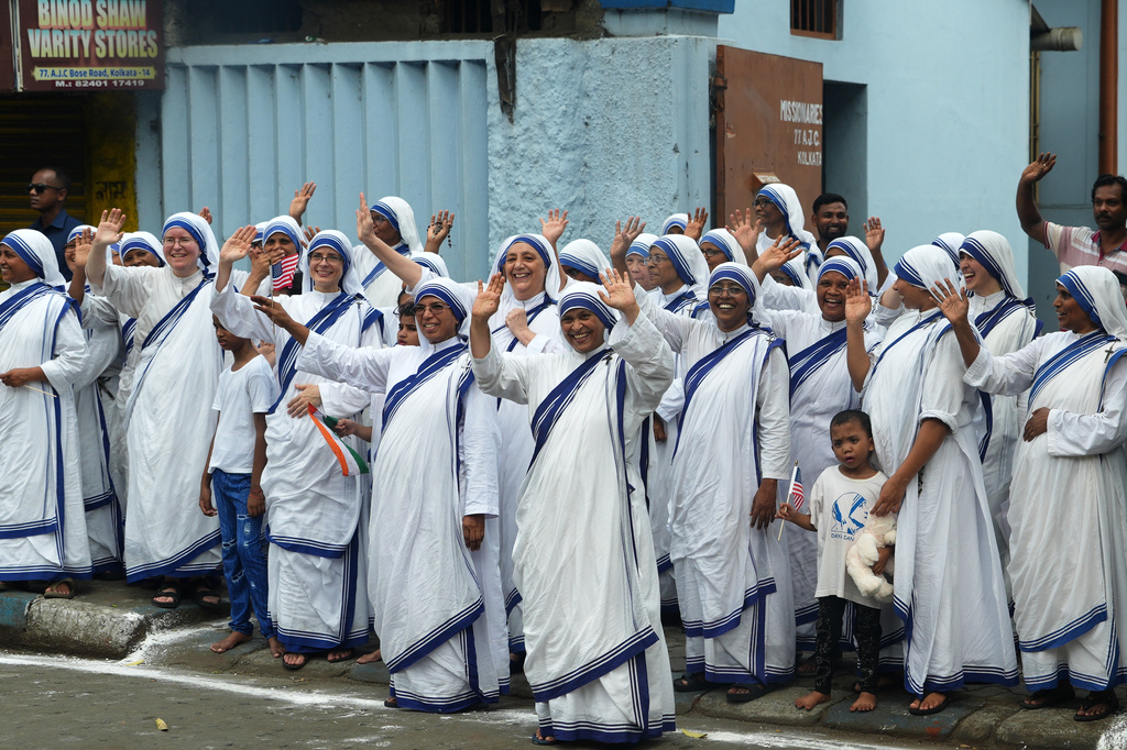 Sisters of Nirmala Shishu Bhavan children's home of the Missionaries of Charity wave at the cavalcade of Secretary of State Marco Rubio after his visit, in Kolkata, India, Saturday, May 23, 2026. (AP Photo/Julia Demaree Nikhinson, Pool)