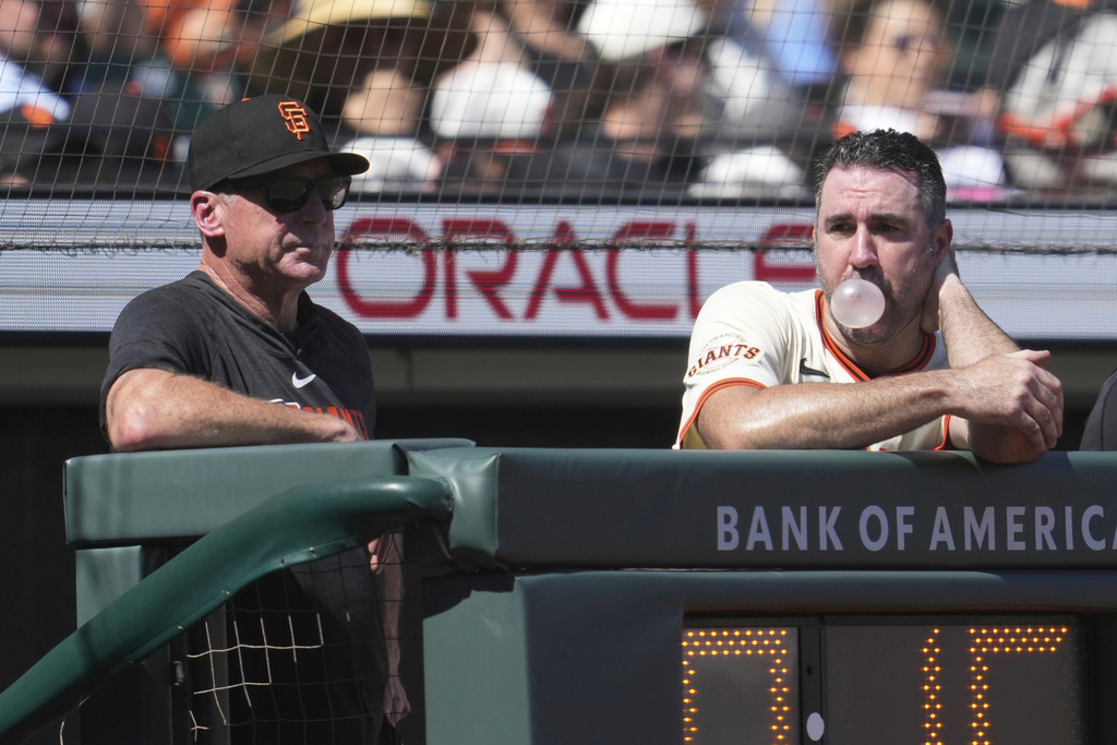 San Francisco Giants pitcher Justin Verlander, right, blows a bubble while watching from the dugout next to manager Bob Melvin during the fifth inning of a baseball game against the Baltimore Orioles in San Francisco, Sunday, Aug. 31, 2025. (AP Photo/Jeff Chiu)