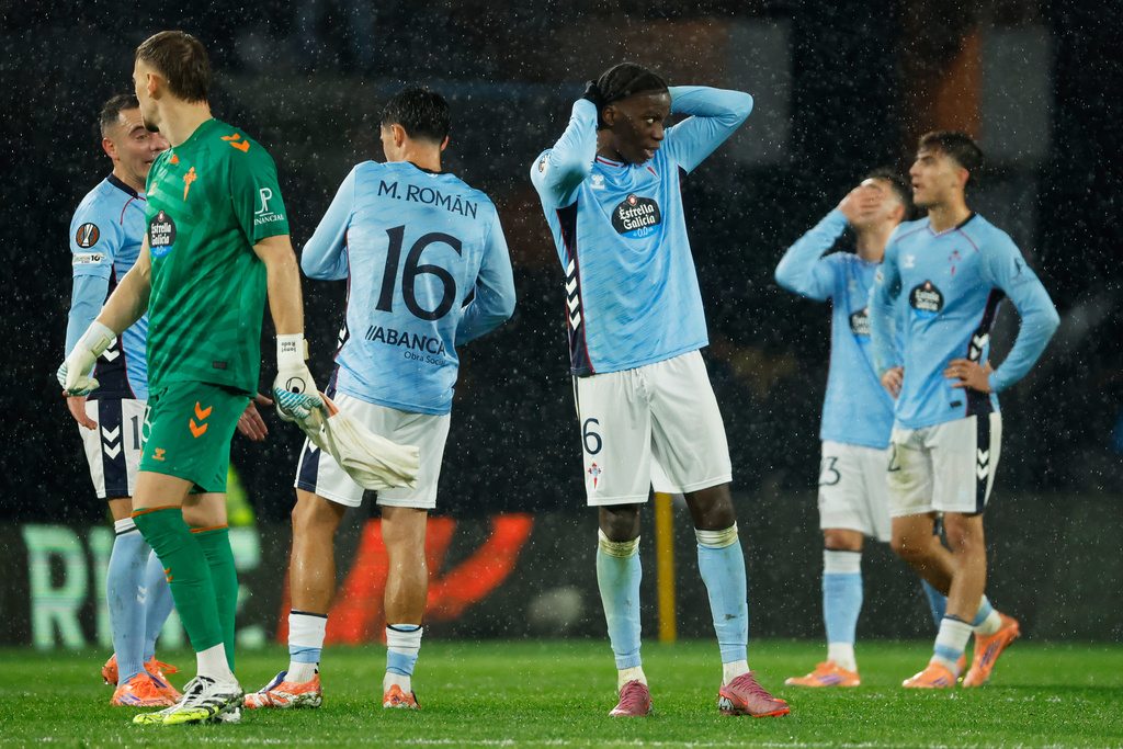 Celta's players react after the Europa League soccer match between Celta Vigo and Bologna in Vigo, Spain, Thursday, Dec. 11, 2025. (AP Photo/Lalo R. Villar)