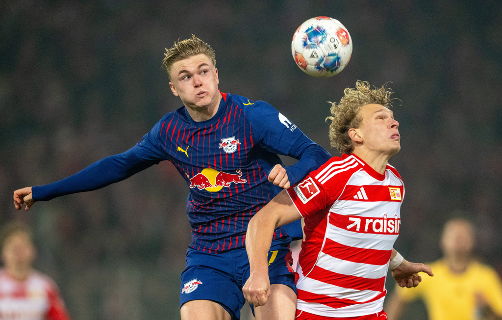 Leipzig's Conrad Harder, left, and Union Berin's Leopold Querfeld battle for the ball during the Bundesliga soccer match between FC Union Berlin and RB Leipzig, in Berlin, Germany, Friday, Dec. 12, 2025. (Soeren Stache/dpa via AP)
