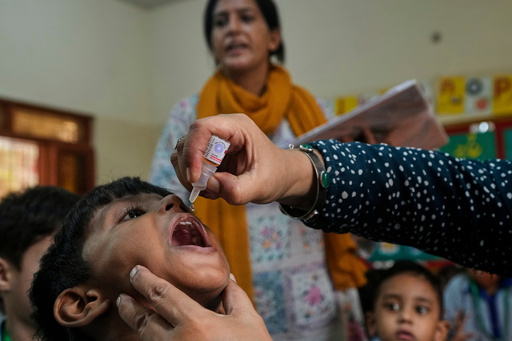 Una trabajadora de salud administra una vacuna contra la polio a un niño en una escuela en Karachi, Pakistán, el lunes 1 de septiembre de 2025. (AP Foto/Fareed Khan) Una trabajadora de salud administra una vacuna contra la polio a un niño en una escuela en Karachi, Pakistán, el lunes 1 de septiembre de 2025. (AP Foto/Fareed Khan)