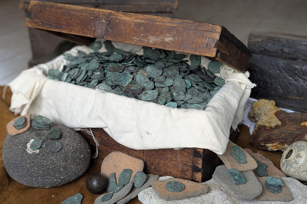 This photo provided by shipwreck salvage company 1715 Fleet - Queens Jewels, LLC shows Spanish coins the firm uncovered from a shipwreck off the Atlantic coast of Florida, 2025. (1715 Fleet - Queens Jewels, LLC via AP)