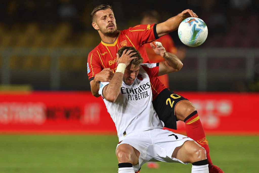 Lecce's Ylber Ramadani (20) and AC Milan's Santiago Gimenez battle for the ball during the Serie A soccer match between US Lecce and AC Milan at the Via del Mare Stadium in Lecce, Italy, Friday, Aug. 29, 2025. (Giovanni Evangelista/LaPresse via AP)