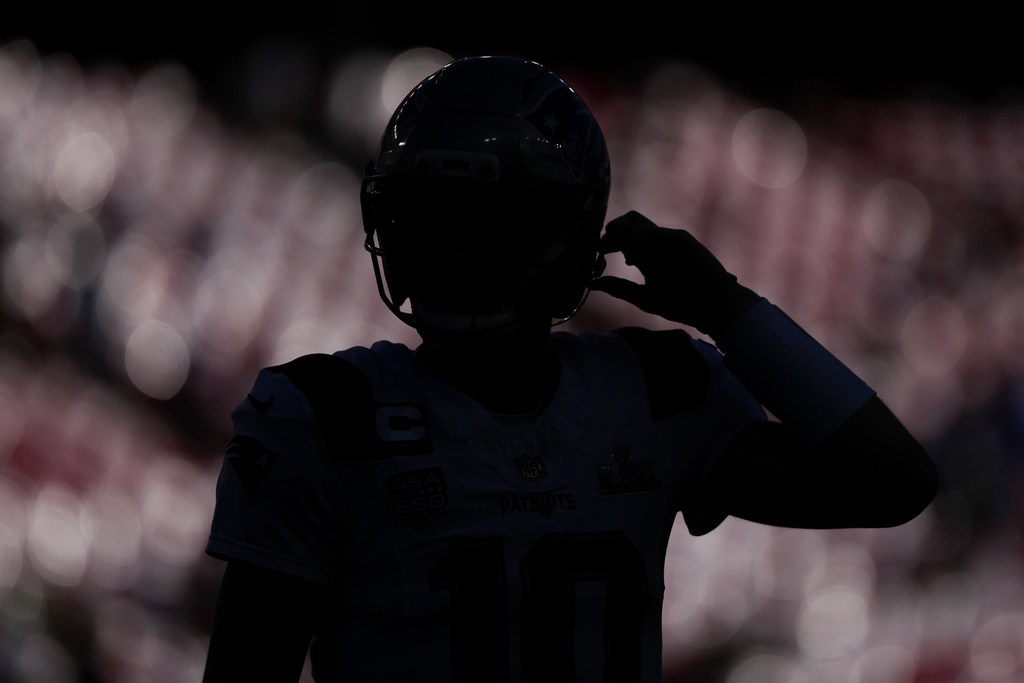 New England Patriots quarterback Drake Maye warms up before the NFL Super Bowl 60 football game against the Seattle Seahawks, Sunday, Feb. 8, 2026, in Santa Clara, Calif. (AP Photo/Matt Slocum)
