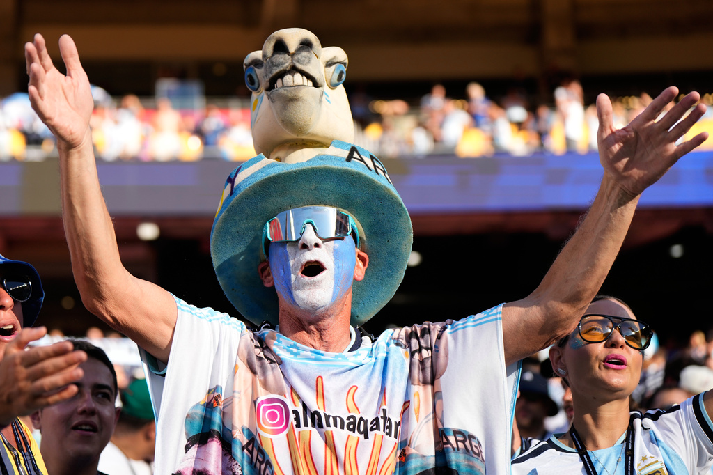 Argentinian fans react ahead of the World Cup quarterfinal soccer match between Argentina and Switzerland in Kansas City, Mo., Saturday, July 11, 2026. (AP Photo/Ashley Landis)