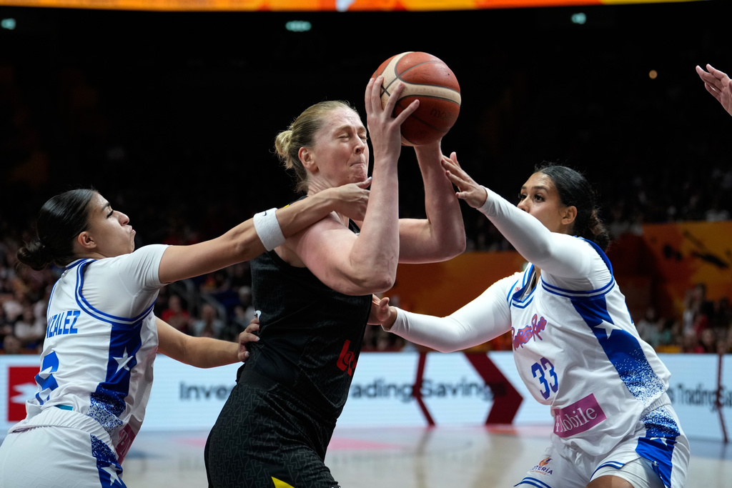 Puerto Rico's Zaida Gonzalez fouls Belgium's Emma Meesseman fouls [b during the Women's Basketball World Cup match between Puerto Rico and Belgium in Berlin, Sunday, Sept. 6, 2026. (AP Photo/Ebrahim Noroozi)